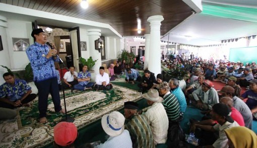 Keren Banget... Wali Kota Ini Bagikan Gajinya Selama Setahun ke Tukang Becak