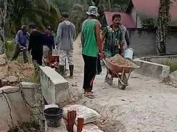 Turap Terancam Hanyut, Masyarakat TTM Aksi Gotong Royong