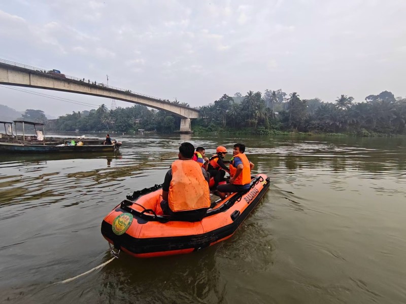 Pemuda 21 Tahun Jatuh ke Sungai Kampar Usai Motornya Hantam Pagar Jembatan