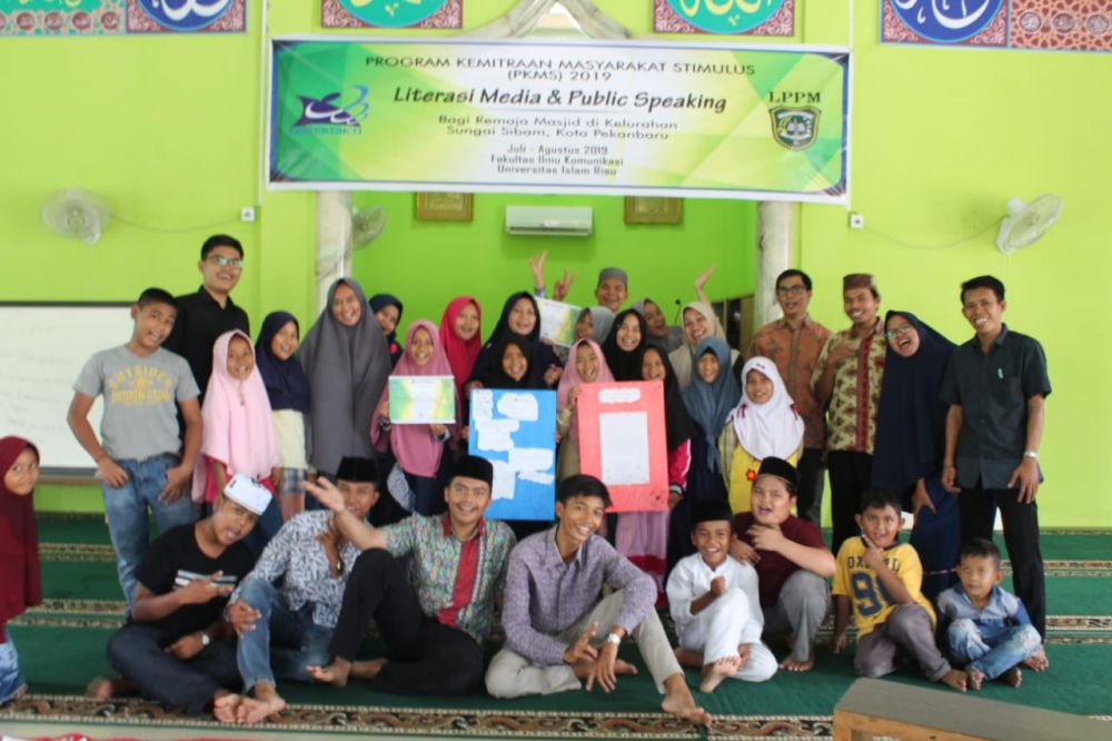 Mahasiswa Fikom UIR Bekali Remaja Masjid Fastabiqul Khairat Pekanbaru Kemampuan Public Speaking