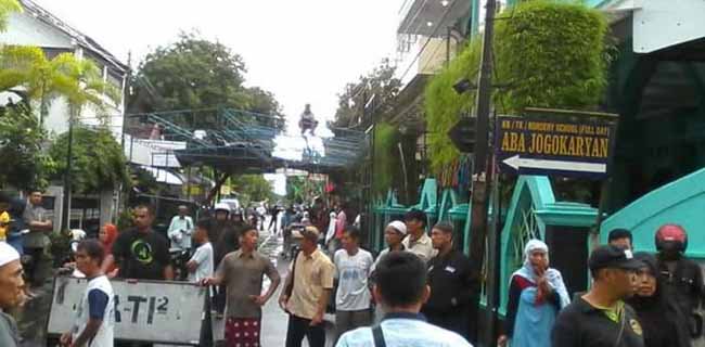 Suara Jokowi Terancam di Yogyakarta, Relawan Berbaju PDIP Bikin Ricuh dan Bising di Depan Masjid Jogokaryan
