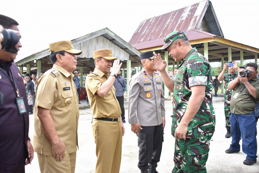 Pj Bupati Kampar  Dampingi Jendral TNI Maruli Simanjuntak  Tutup TMMD di Kampar Kiri Hulu