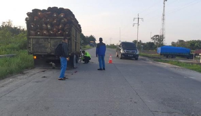 BRAKKK...Tabrak Truk Sawit Parkir, Pengendara Motor di Dumai Meregang Nyawa