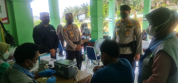 Direktur Pam Obvit Polda Riau Tinjau  Vaksinasi di Kecamatan Singingi