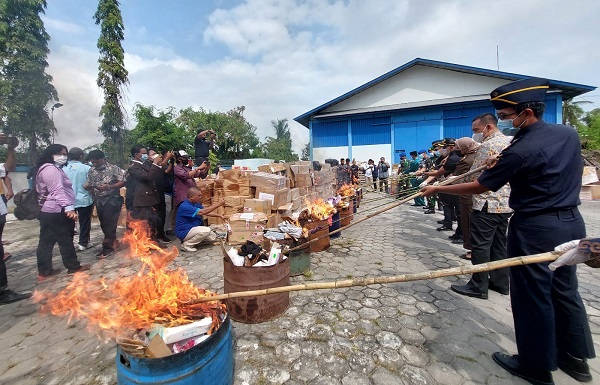 BC Musnahkan Rp3,5 Miliar Barang Ilegal di Dumai, Terbanyak Rokok Tanpa Cukai dan Sepatu Seken...