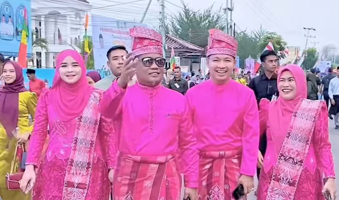 Bupati - Wakil Bupati Pelalawan Berbaur Ikut Meriahkan Pawai Taaruf MTQ Provinsi Riau di Bengkalis