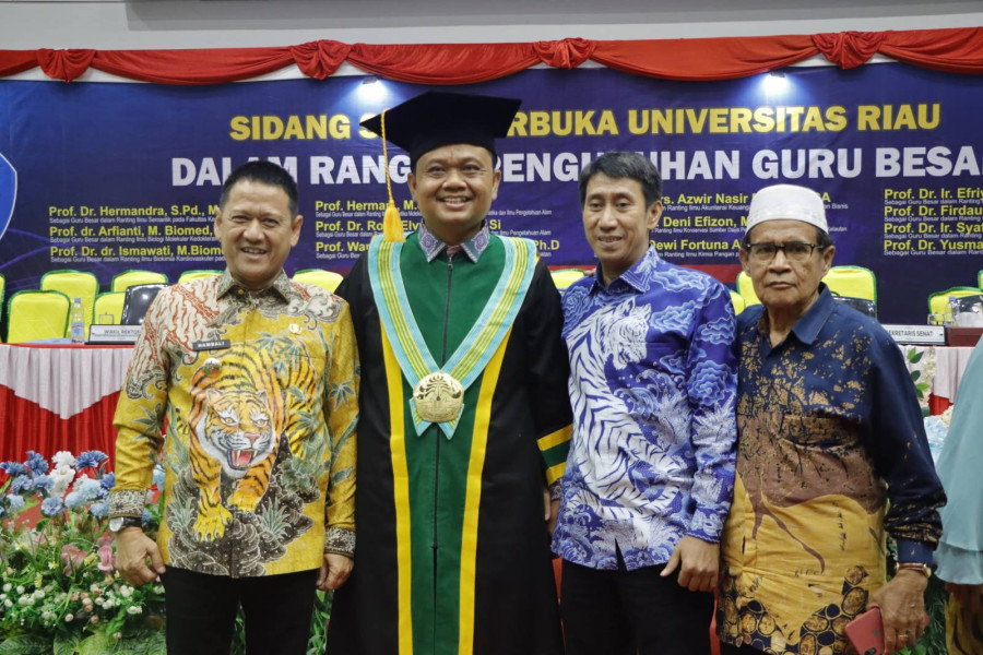 Pj Bupati Kampar Hambali Berikan Ucapan Selamat Langsung Kepada 13 Guru Besar UNRI