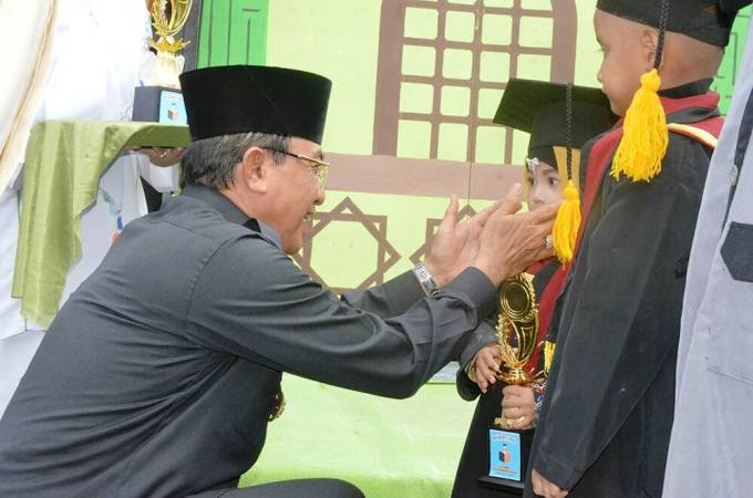 Wisuda Santri, Wardan Janjikan Bantuan Bagi Ponpes Al Azkiya