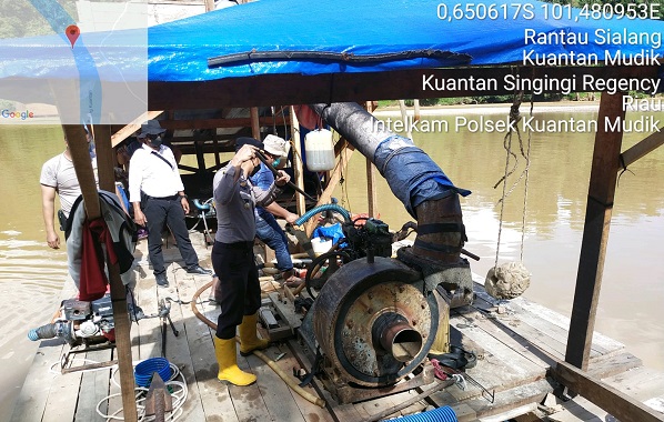 Polsek Kuantan Mudik Musnahkan 5 Unit Rakit PETI di Sungai Kuantan