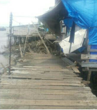 Longsor Terjang Tanah Merah, 3 Unit Rumah dan Jembatan Runtuh