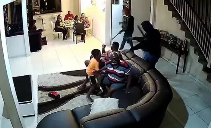 Mengerikan! Lagi Santai, Keluarga Ini Didatangi Perampok Berparang, Ini Rekaman CCTV-nya