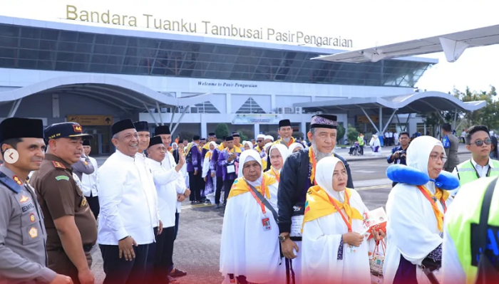 Bupato Rohul Lepas Keberangkatan Jemaah Haji di Bandara Tuanku Tambusai