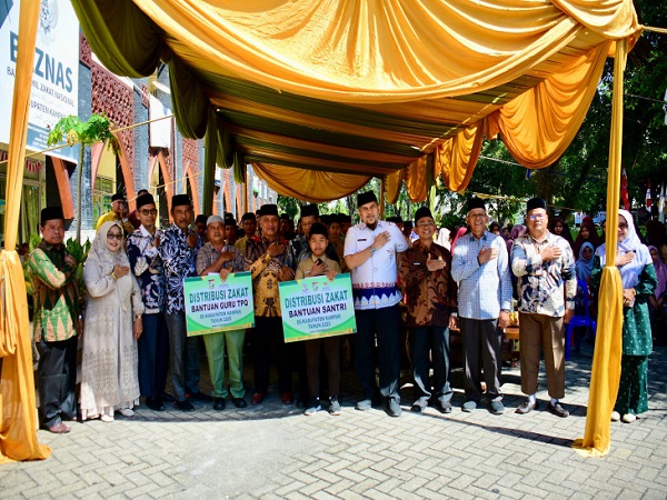 BAZNAS   Kampar Distribusikan Zakat untuk Santri dan Guru TPQ