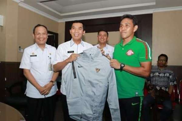 Wako Pekanbaru Ajak Warga Dukung Lama Amal Timnas All Stars dengan PSPS All Stars