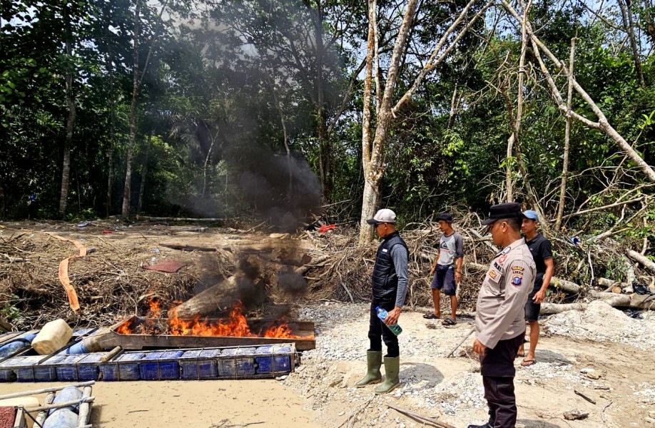 Ali Sodiq  Bersama Anggota Datangi dan Tindak Aktifitas Peti Di Dusun Jirak Benai