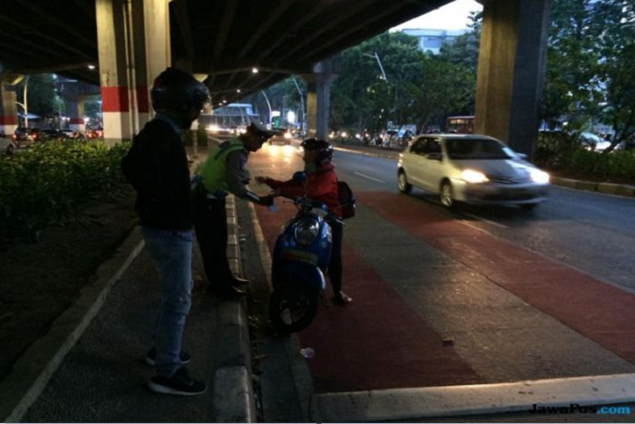 KOCAK... Ditilang karena Menerobos Jalur Cepat,  Mahasiswi Ini Menangis Meraung-raung Minta SIM dan STNK Dikembalikan