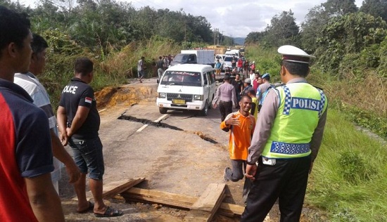 Curah Hujan Tinggi, Jalan Amblas di Kilometer 4  Binamang XIII Koto Kampar