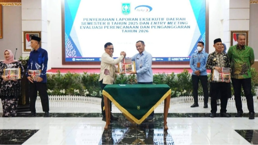 Bupati Asmar Hadiri Penyerahan Laporan BPKP di Pekanbaru, Soroti IPM dan Keterbatasan Tenaga Kesehatan di Meranti