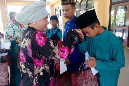 Dzulqaidah Terharu Terima Santunan Jamaah Perwiridan Riau Komplek