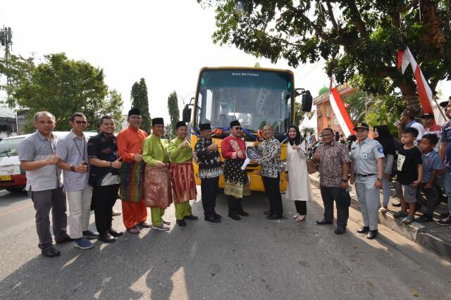 Toyota Agung Automall Serahkan 1 Unit Bus Sekolah ke Pemkab Kampar
