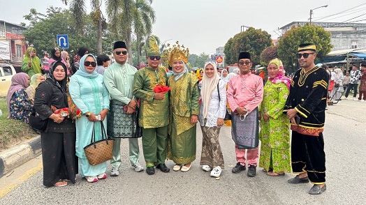 Usung Tema” Mengantar Pengantin Melayu Zaman Dahulu”, Kecamatan Pangkalan Kuras Meriahkan Pawai Budaya HUT Kabupaten Pelalawan Ke-27