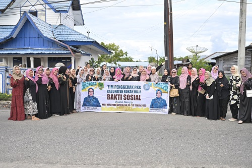 Ramadhan Penuh Berkah, TP PKK Rohil Berbagi Takjil Kepada Masyarakat