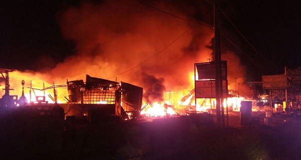 BREAKING NEWS: Kebakaran Rumah Makan Sinar Kampar di Simpang Tabek Gadang