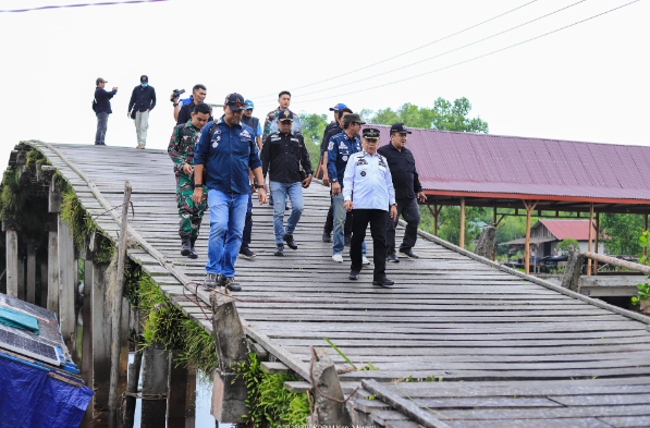 Asmar Perintahkan Perbaikan Segera Jembatan dan Pelabuhan di Sejumlah Kecamatan