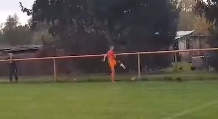 Konyol! Pemain Bola Dikartu Merah karena Tendang Ayam Sampai Mati, Ini Videonya
