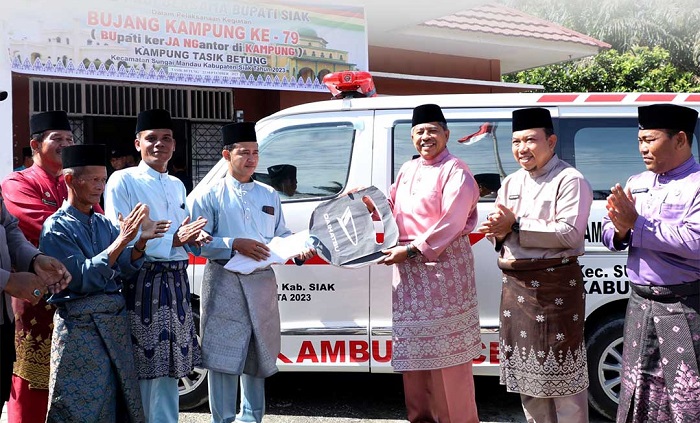 Bupati Siak Serahkan Bantuan Ambulans untuk Warga Kampung Tasik Betung