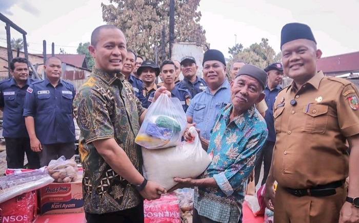 Wako Serahkan  Bantuan Kepada Korban Kebakaran di Sukajadi