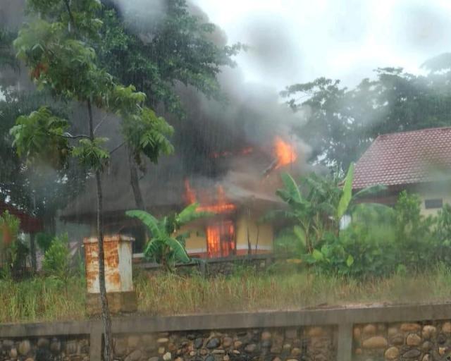 Diduga Disambar Petir, Rumah Dinas Bakti Praja Pangkalan Kerinci Terbakar