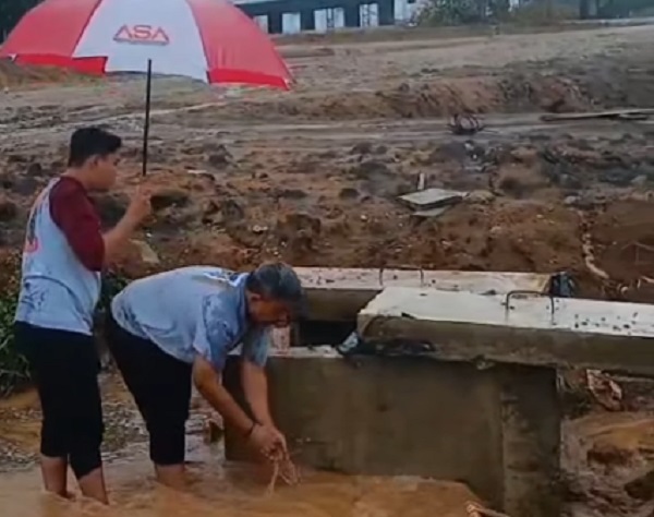 Bupati Anton Langsung Terjun Buka SUmbatan Drainase di Islami Center