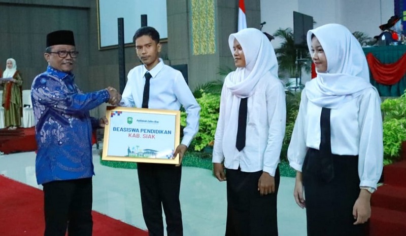 Hadir di PCR, Sekdakab Siak Serahkan Beasiswa Betunas untuk 20 Anak Keluarga PKH