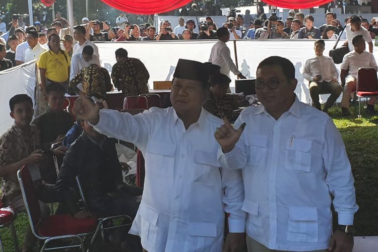 Pakai Baju Putih, Prabowo Bersama Fadli Zon Nyoblos di Bojong Koneng