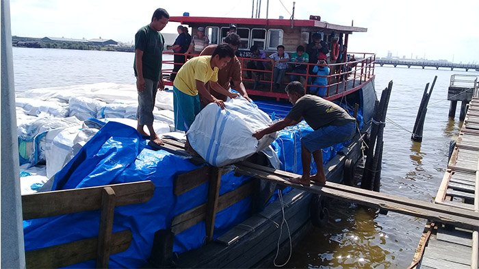 Lanal Dumai Amankan Kapal Bermuatan 700 Karung Pakai Bekas Malaysia di Perairan Selat Bengkalis