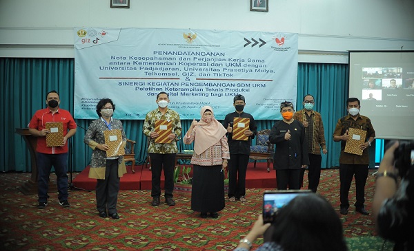 Telkomsel dan Kementerian Koperasi UKM Dorong Pemulihan UKM di Masa Pandemi melalui 99% Usahaku 