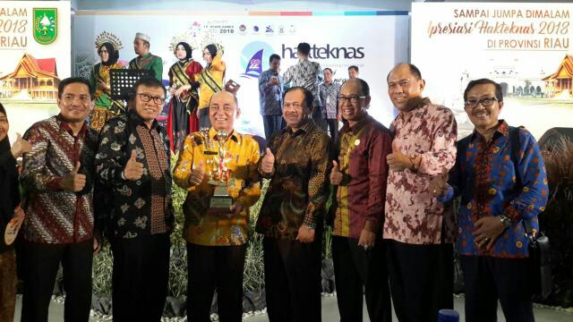 Bupati HM Harris Terima Anugerah BUDHIPRAJA 2017