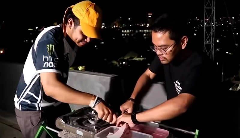 KURANG AJAR...Masak Daging Babi dengan Kurma, Dua Komika Dinilai Lecehkan Agama, Simak Videonya!