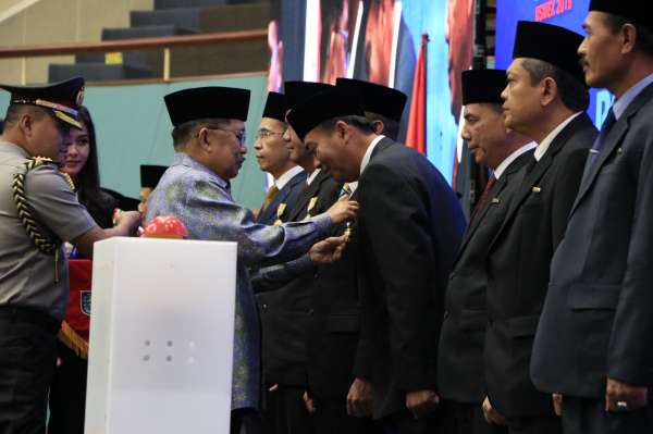 Diserahkan Wapres JK, Wako Pekanbaru Terima Penghargaan Satya Lencana Karya Bhakti Praja Nugraha 