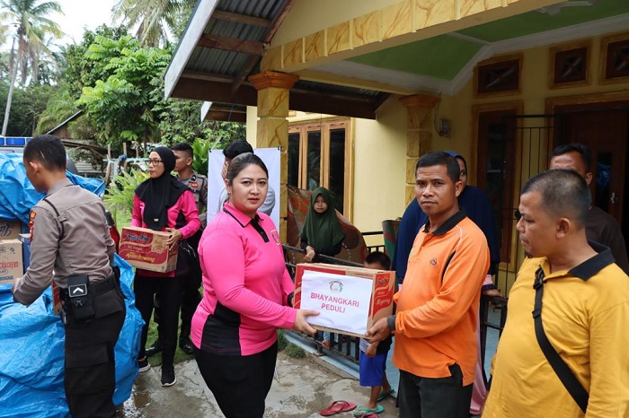 Ketua Bhayangkari Polres Kuansing Serahkan Bantuan untuk Korban Banjir di Kuantan Mudik