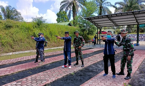 Petugas Lapas Pasir Pengaraian Latihan Menembak di Batalyon 132 Bima Sakti Kampar