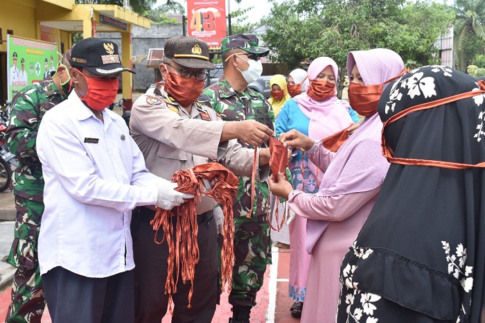 5.000 Masker Dibagikan, Desa Sungai Kumango-Rohul Berlakukan 'Karantina Wilayah'