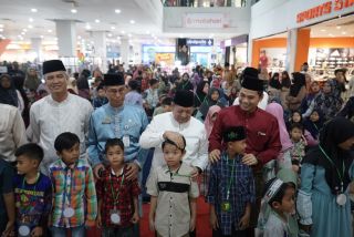 Senyum Bahagia Anak Yatim dan Dhuafa di Duri, Dapat Kado Belanja Baju Rayo