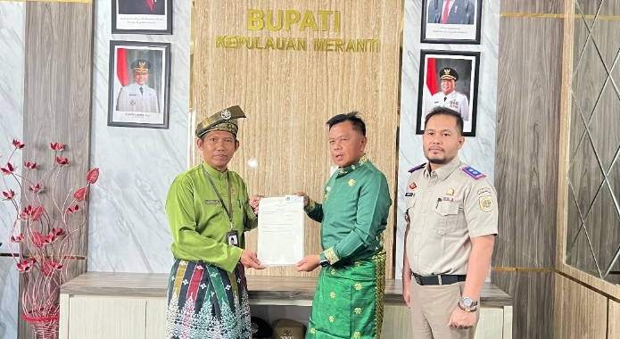 Bupati Asmar Terima Sertifikat Aset Tanah Pemkab Meranti