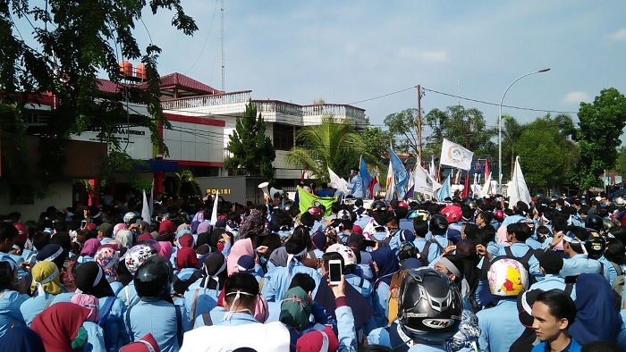 Gara-gara BBM, Mahasiswa Riau Demo di Kantor Pertamina Riau