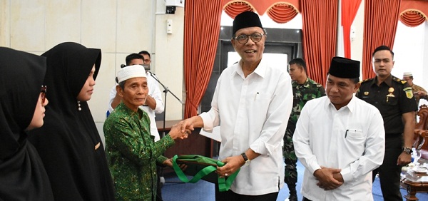 Bupati Kampar Lepas 14 Peserta Umroh Pemkab Kampar dan Bagikan Bonus Juara MTQ