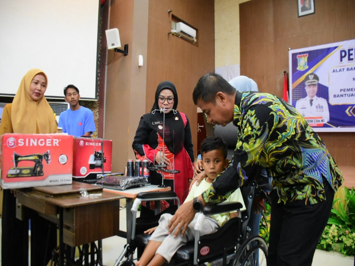 Bupati Kampar Serahkan Bantuan Alat Bantu Disabilitas dan Bantuan ATENSI Kemensos RI kepada 134 Penerima Manfaat