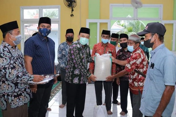 Salurkan Zakat Konsumtif, Husni Merza Ajak Kaum Dhuafa Untuk Selalu Berdoa dan Bersyukur