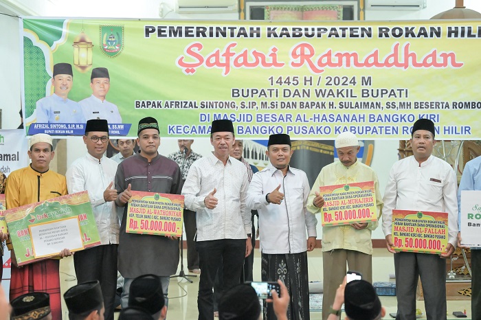 Safari Ramadan di Bangko Pusako, Bupati Rohil Serahkan Bantuan Operasional untuk 5 Masjid